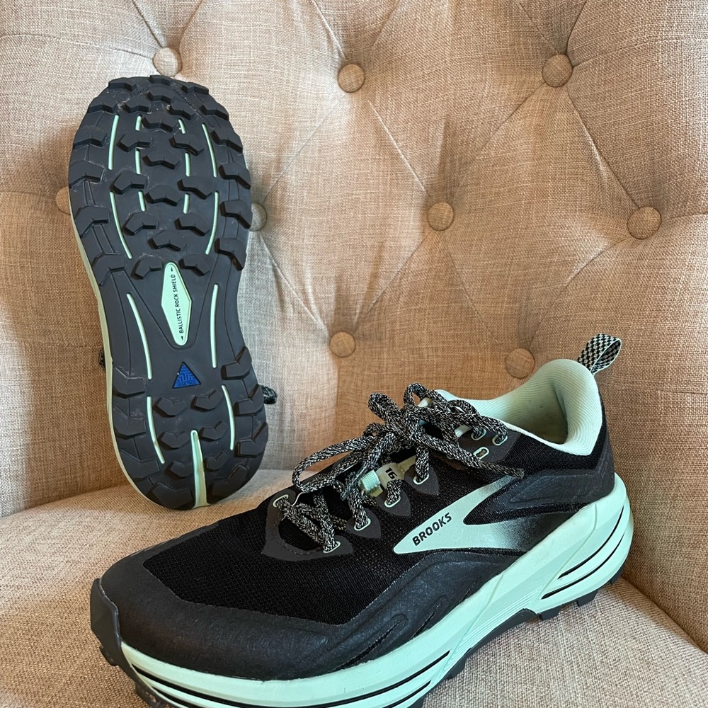 Brooks Black and Mint Women’s Athletic Sneakers. Size 10/trail running/hiking.